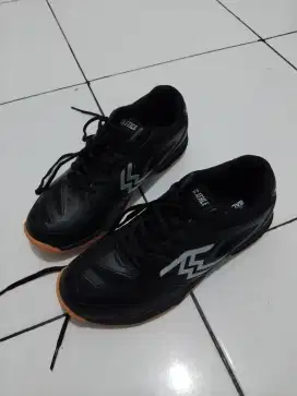 SEPATU BADMINTOON