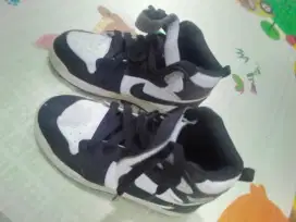 Sepatu sekolah anak