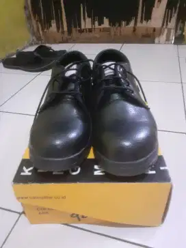 Jual sepatu Caterpillar warna hitam kondisi baru