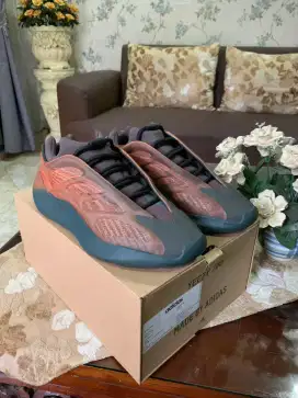 Dijual sepatu adidas original seri YEEZY 700 V3 Warna Copper Fade