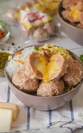 Karyawati Jaga Toko Bakso