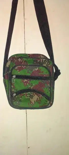 Tas selempang kecil