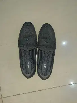 Sepatu Vivaia Hitam