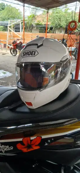 Di jual helm Shoei neotec