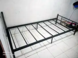 Rangka tempat tidur / ranjang besi