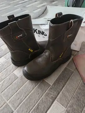 Sepatu safety kondisi baru