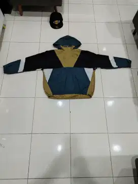 JAKET WINDBREAKER MULTY COLOR GU UNIQLO