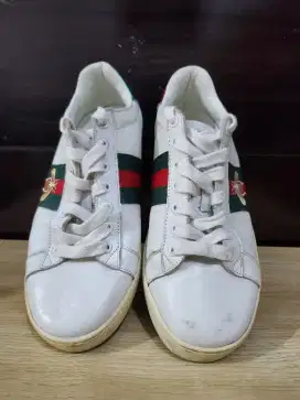 Sepatu GUCCI BEE EMBROIDERED ACE SNEAKERS - WHITE