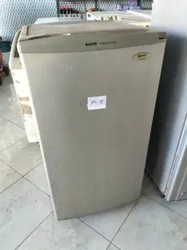 Dijual atau Disewakan Freezer berdiri bekas 4 rak dijamin beku, normal