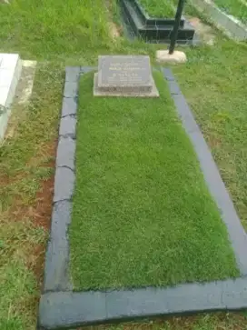 Pemasangan rumput makam