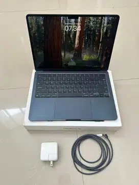 macbook air m2 8/256 inter midnight fullset minus stiker