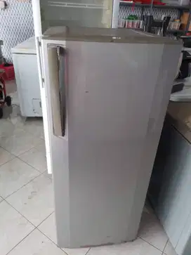 Dijual atau Disewakan Freezer berdiri LG 6 rak bekas dijamin beku, oke