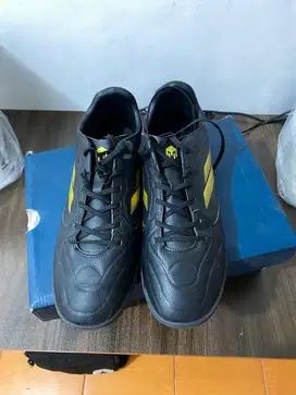 SEPATU FUTSAL MILLS DAVOR HITAM