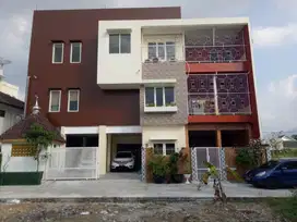 Rumah Mewah 3.5 Lt Di Tengah Kota di Ungaran Ada Kolam Renang & Lift