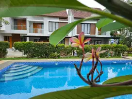 Perumahan modern dengan clubhouse dan kolam renang di Bintaro