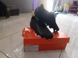 Sepatu bola Nike size 43 baru 2× pakai