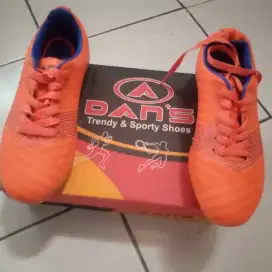 Sepatu bola anak