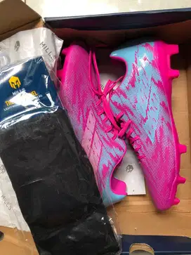 Sepatu sepak bola mills baru