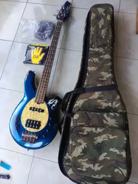 Gitar bass Music'man bongo biru