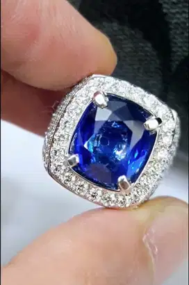 Natural Royal Blue Saphire 6.63 ct Ring Gold Diamond