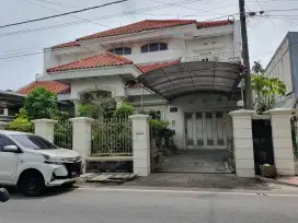 Rumah tinggal, 2 lantai, terdapat tempat praktek, letak di jalan besar