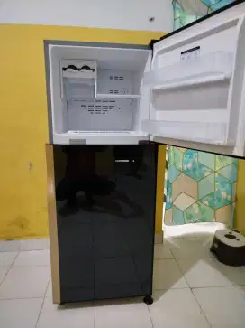 Kulkas 2 pintu baru pakai 5 bulan seperti baru