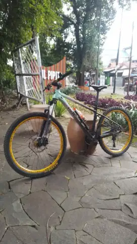 Sepeda gunung polygon strada 5 full upgrade