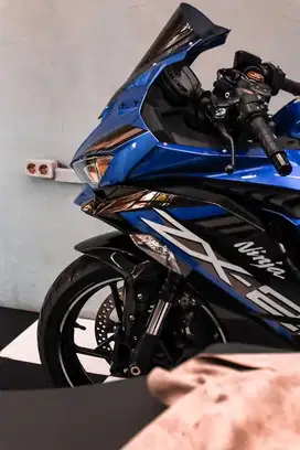 Kawasaki Ninja ZX25R SE candy blue (2021)