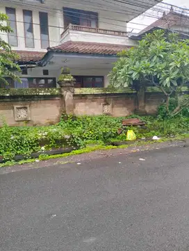 DIJUAL TANAH BONUS BANGUNAN RUMAH LANTAI 2 LOKASI TUKAD AYUNG RENON