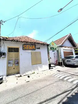 Disewakan Rumah dekat SMA FRATERAN, DPRD, TUGU PAHLAWAN, Kantor Pos