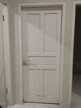 Pintu kayu putih