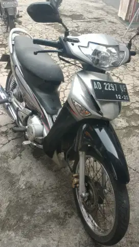 Supra 125 2005 ex pemakaian guru masih mulus