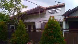 Rumah di Kepuh Permai, Jombang garasi besar