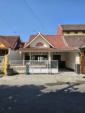 Rumah Gentan Dekat Jalan Besar