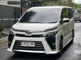 Dp 6jt _TOYOTA VOXY 2.0 AT 2018 Good Condition