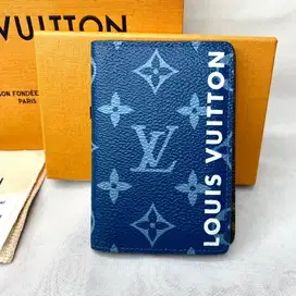 Card holder lv blue never been used