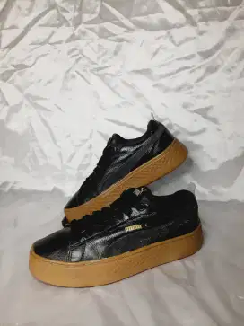 Sepatu puma hitam