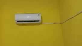 AC Midea 1/2 PK baru pakai 4 bulan