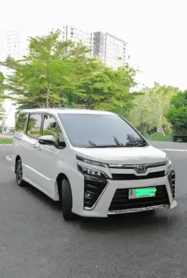 Dijual Toyota Voxy 2017 AT