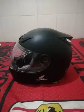 Helm Honda full face warna hitam.