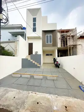 DIJUAL RUMAH 3 LANTAI SPLIT LEVEL DI CILANGKAP JAKARTA TIMUR + ROOFTOP