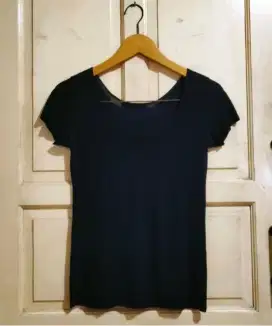 Uniqlo AIrism black top women