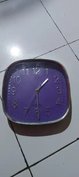 Jam Dinding Ungu