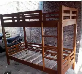 Tempat tidur kayu tingkat