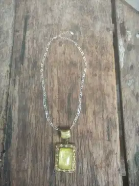 kalung batu keberuntungan khas thailand.