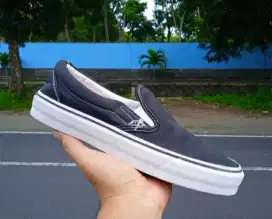 OBRAL Sepatu Vans slip on hitam (ex display toko)