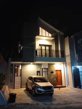 Rumah 2 lt Bbalkon View SunSet Pegunungan Strategis Dekat Universitas