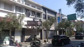 Gedung heritage di jalan Braga sangat strategis di kota Bandung