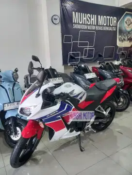 KM 5.000 CBR 150 R TAHUN 2015, SEPERTI BARU, MUHSHI MOTOR.