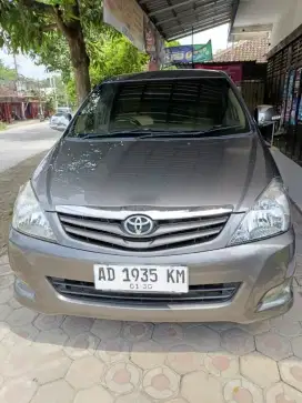 Dijual toyota innova diesel matic tahun 2010 abu abu metalik